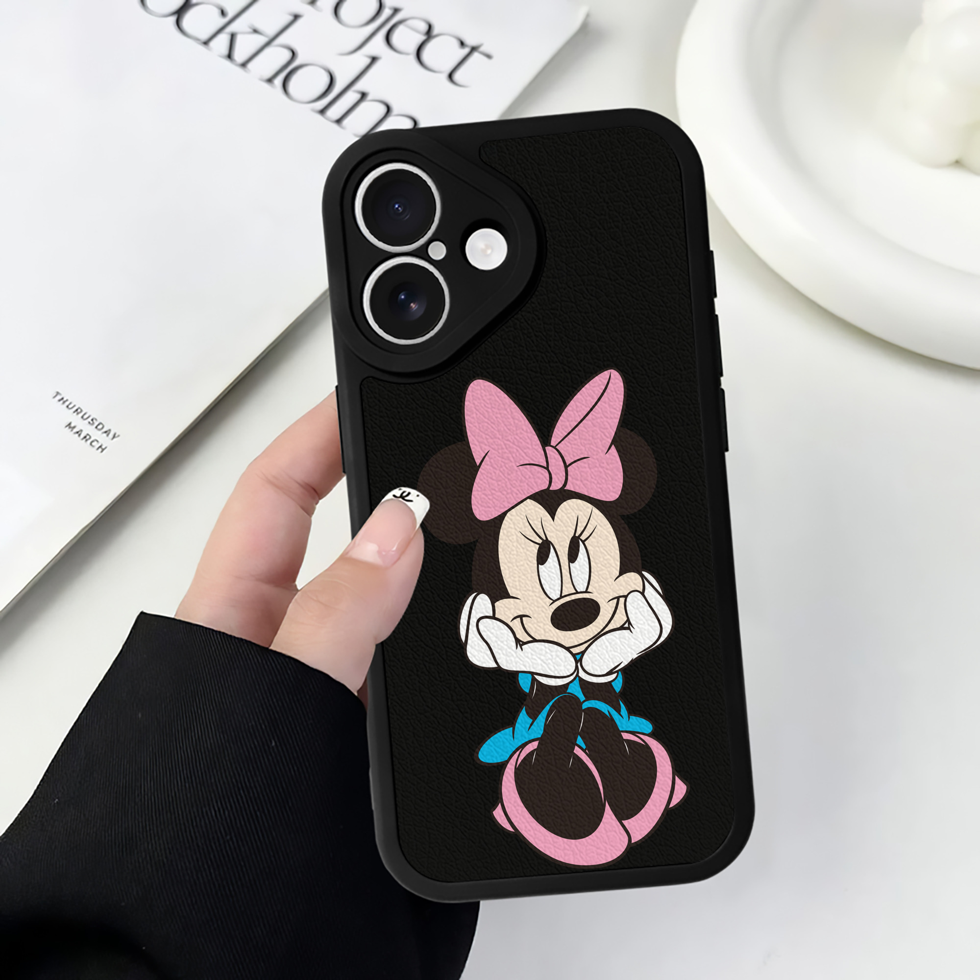 （画像用） ミッキーマウス Mickey Mouse 【iPhone 16シリーズ対応】シリコンスマホケース（レザー調） 材質：シリコン